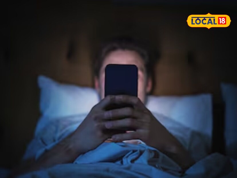 माहिती तंत्रज्ञानाच्या युगात मोबाइल फोनने मानवी जीवनात क्रांती घडवली आहे. तरी त्याचा अतिरेक आता आरोग्यावर विपरीत परिणाम करत असल्याचं स्पष्ट होत आहे. माहिती तंत्रज्ञानाच्या युगात मोबाइल फोनने मानवी जीवनात क्रांती घडवली आहे. तरी त्याचा अतिरेक आता आरोग्यावर विपरीत परिणाम करत असल्याचं स्पष्ट होत आहे.