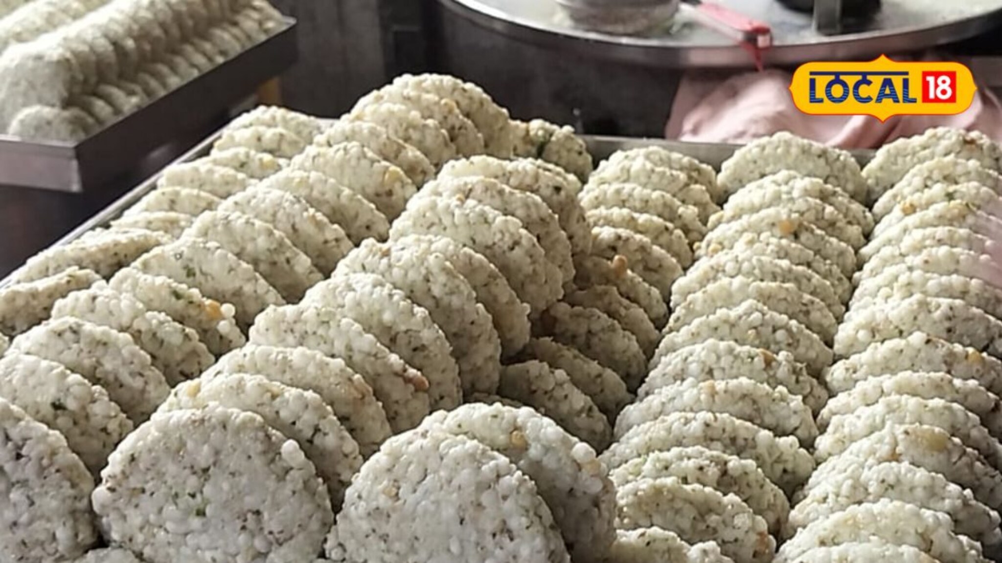 Famous Sabudana Vada pune: 15 वर्षांची अविरत परंपरा, पुण्यात साबुदाणा वडा खावा तर इथंच, ग्राहकांची असते मोठी गर्दी, Video