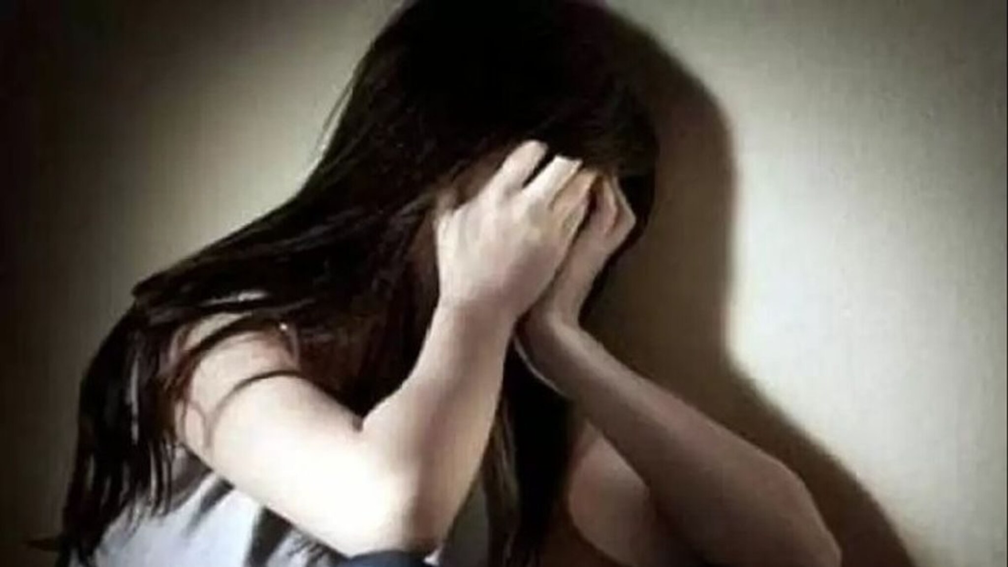 कॅबिनमध्ये एकटीला जेवायला बोलवलं अन्.., शिक्षकाचं विद्यार्थिनीसोबत घृणास्पद कृत्य, अधीक्षकाला अटक