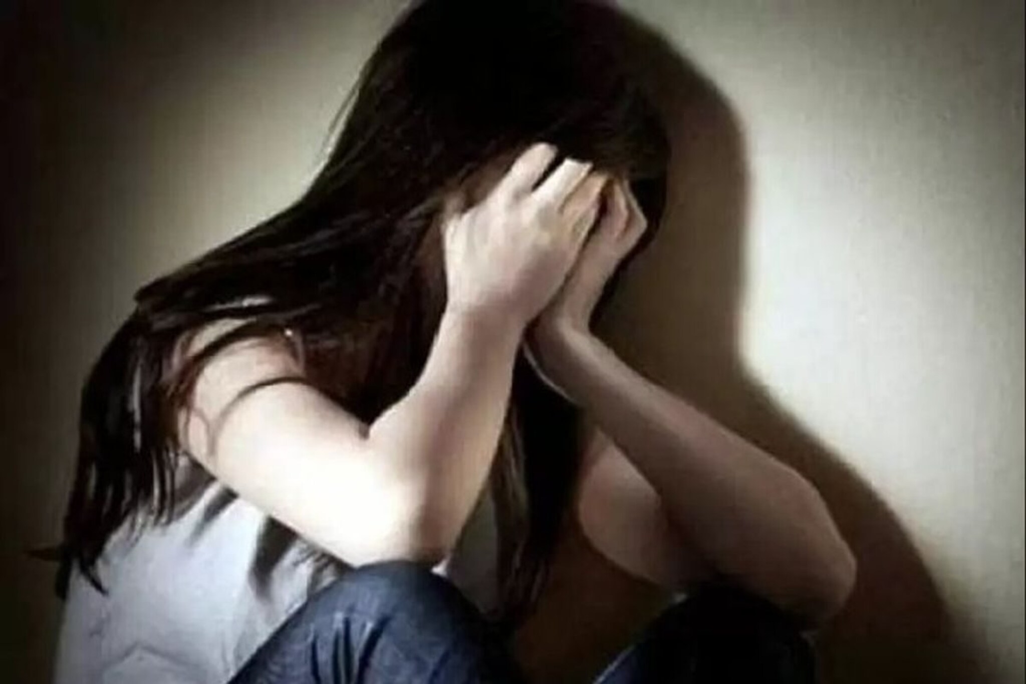 कॅबिनमध्ये एकटीला जेवायला बोलवलं अन्., शिक्षकाचं विद्यार्थिनीसोबत घृणास्पद कृत्य