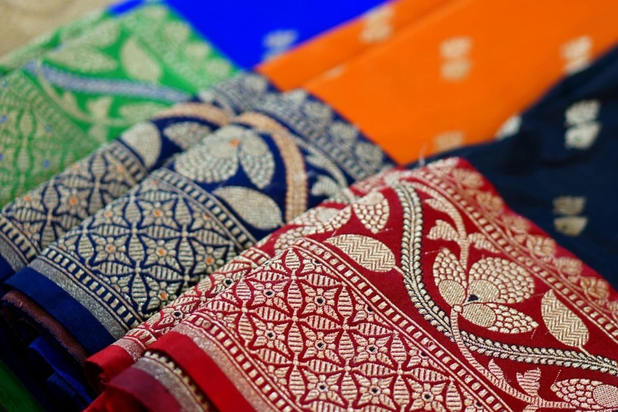 रक्षाबंधनसाठी बहिणीला साडी घेताय? या रंगांना द्या पहिली पसंती, नात्यात गोडवा