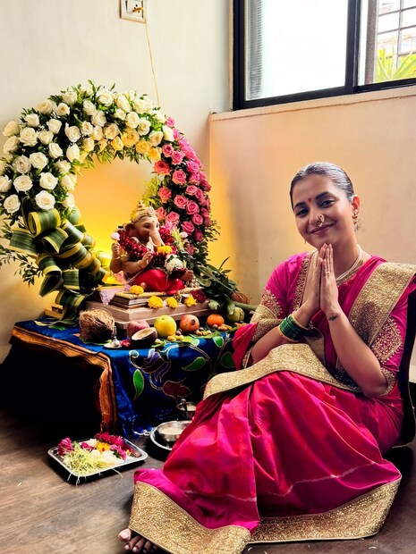 काहे दिया परदेस फेम अभिनेत्री सायली संजीवच्या घरी देखील गणपती बाप्पाचं आगमन झालं आहे. अनेक वर्ष सायलीच्या घरी बाप्पा विराजमान होतात.  काहे दिया परदेस फेम अभिनेत्री सायली संजीवच्या घरी देखील गणपती बाप्पाचं आगमन झालं आहे. अनेक वर्ष सायलीच्या घरी बाप्पा विराजमान होतात.