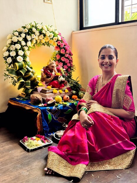 यंदा सायलीनं तिच्या भाचीबरोबर बाप्पाची स्थापना केली. सायलीनं तिच्या घरच्या गणपती बाप्पाचे फोटो शेअर केलेत. 