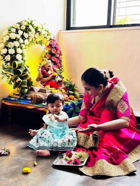 आपल्याकडे मुली गणपती बसवत नाही असं म्हणतात. पण मी नऊवारी साडी आणि साजश्रृंगार करून बाप्पा बसवते, असं तिनं मागील वर्षी एका मुलाखतीत सांगितलं होतं. 