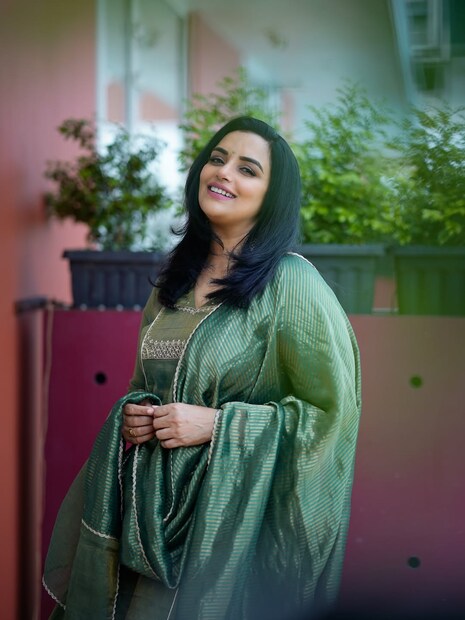 अभिनेत्री श्वेता मेननवर 'अश्लीलता' आणि 'नग्नता' पसरवल्याचा गंभीर आरोप लावण्यात आला आहे. एर्नाकुलम सेंट्रल पोलीस स्टेशनमध्ये तिच्याविरोधात कायदेशीर कारवाई करण्यात आली आहे.