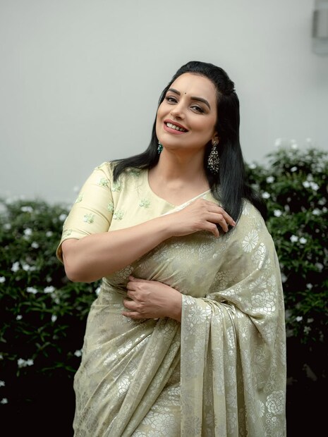 सामाजिक कार्यकर्त्या मार्टिन मेनाचेरी यांनी श्वेता मेननविरोधात तक्रार दाखल केली होती. तक्रारीत म्हटलं आहे की, श्वेताने पैशांसाठी चित्रपटांमध्ये आणि जाहिरातींमध्ये 'अश्लीलता' पसरवली आहे.