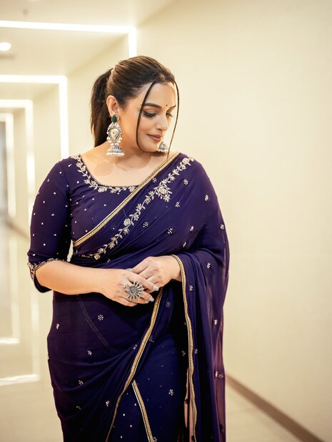 'प्रिव्हेंशन ऑफ ऑब्सिनिटी ॲक्ट' आणि 'आयटी ॲक्ट' नुसार तिच्याविरोधात गुन्हा दाखल करण्यात आला आहे. श्वेता मेननवर 'रथिनिर्वेदम', 'पलेरी मणिक्यम' आणि 'कलीमण्णू' यांसारख्या चित्रपटांमध्ये आणि कंडोमच्या जाहिरातींमध्ये बोल्ड भूमिका केल्याचा आरोप लावण्यात आला आहे. तक्रारीनुसार, तिच्या या कृतीमुळे तरुणांवर वाईट परिणाम होत आहे, आणि ती समाजात चुकीचा संदेश देत आहे.