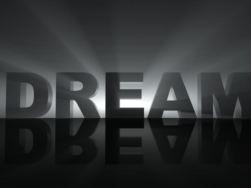 चांदीची फुलदाणी -स्वप्नात चांदीची फुलदाणी पाहणं हे अत्यंत शुभ आणि समृद्धीचे लक्षण मानले जाते. असे स्वप्न तुमच्या आयुष्यात लवकरच धन, समृद्धी आणि सौभाग्य येणार असल्याचे दर्शवते. हे स्वप्न तुमच्या आर्थिक परिस्थितीमध्ये सुधारणा आणि रखडलेली कामे पूर्ण होण्याचे संकेत आहे. 