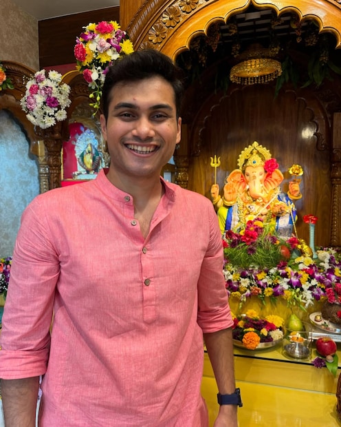 अखेर सोहम बांदेकर लग्न करतोय आणि त्याच्या केळवणाला सुरूवात झाली आहे. नुकतंच त्याचं पहिलं केळवण पार पडलं असून केळवणाचे फोटो समोर आलेत. आस्वाद उपहारगृहात सोहमचं केळवण पार पडलं. त्याच्या लाडक्या मावश्यांनी त्याचं केळवण केलं. 