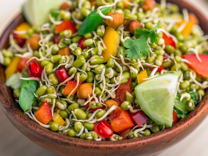 बहुतेकांना मोड आलेले कडधान्य कच्चे खायची सवय असते. कच्च्या स्प्राउट्समध्ये भरपूर पोषण असते. कच्च्या कडधान्यात फायबर मोठ्या प्रमाणात असतं आणि कॅलरीज कमी असतात. त्यामुळे वजन कमी करण्यासाठी ते उपयुक्त ठरतात.