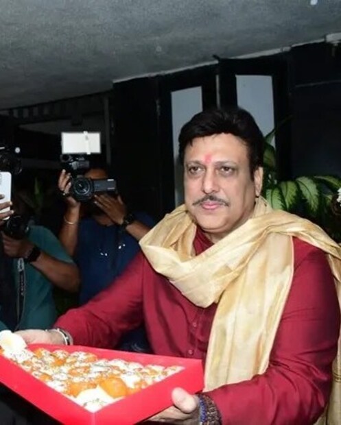 गोविंदा आणि सुनिता यांच्या लग्नाता 38 वर्ष झाली आहेत. आजही दोघांमधील प्रेम कमी झालेलं नाही. दोघांमध्ये वाद होतात पण आजही त्यांनी एकमेकांची साथ सोडली नाही.