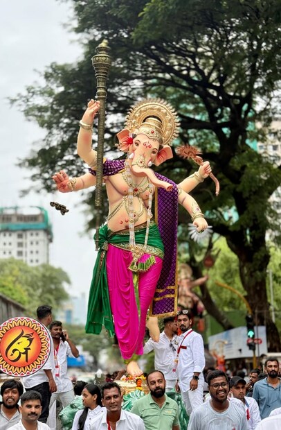 ताडदेव कंपाउंडचा राजा मुंबईत प्रसिद्ध आहे. अगदी उभ्या स्वरुपातील बाप्पांची मूर्ती उंचच उंच आहे. बाप्पांची मूर्ती चतुर्भूज असून भक्त पाहताक्षणी मंत्रमुग्ध होणार आहेत. 