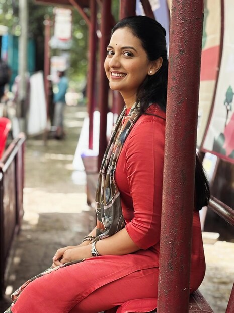 तेजश्रीने शेअर केलेल्या फोटोमध्ये ती एका सोफ्यावर बसली आहे. तिच्यासमोर एक माणूस बसला असून तो तिला काहीतरी समजावत आहेत. तेजश्री देखील त्यांचं बोलणं मन लावून ऐकत आहे. तिच्या समोर काही पेपरही ठेवले आहेत. 