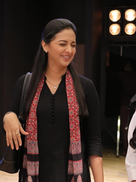 'प्रेमाची गोष्ट' मालिका सोडल्यानंतर अचानक तेजश्री झी मराठीच्या 'वीण दोघांतली ही तुटेना' मालिकेत दिसली. त्यामुळे चाहत्यांनीही आश्चर्य व्यक्त केलं. 