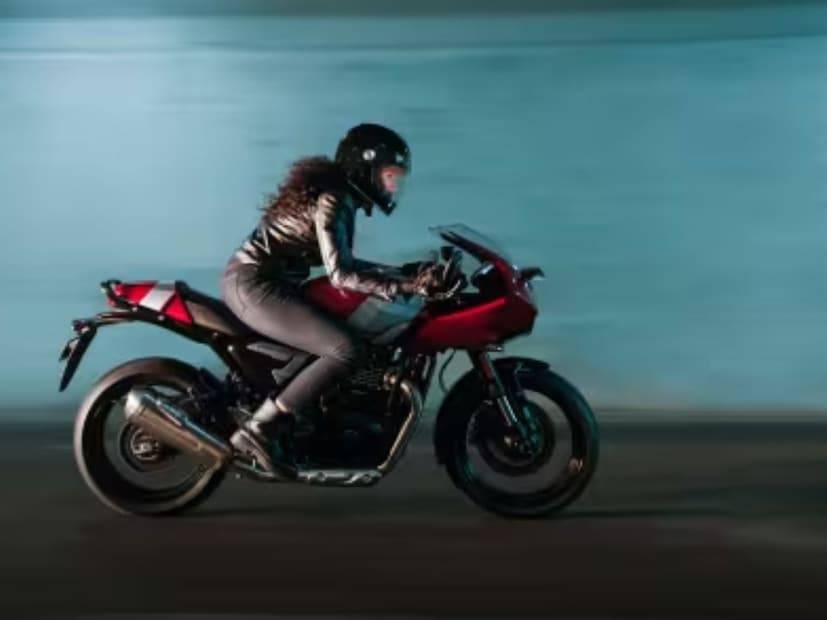 Thruxton 400, Bajaj-Triumph च्या इंजिनबद्दल बोलायचं झालं तर, Thruxton 400 मध्येही ट्रायम्फ स्पीड ४०० प्रमाणेच ३९८ सीसी, सिंगल-सिलेंडर, लिक्विड-कूल्ड इंजिन आहे. 