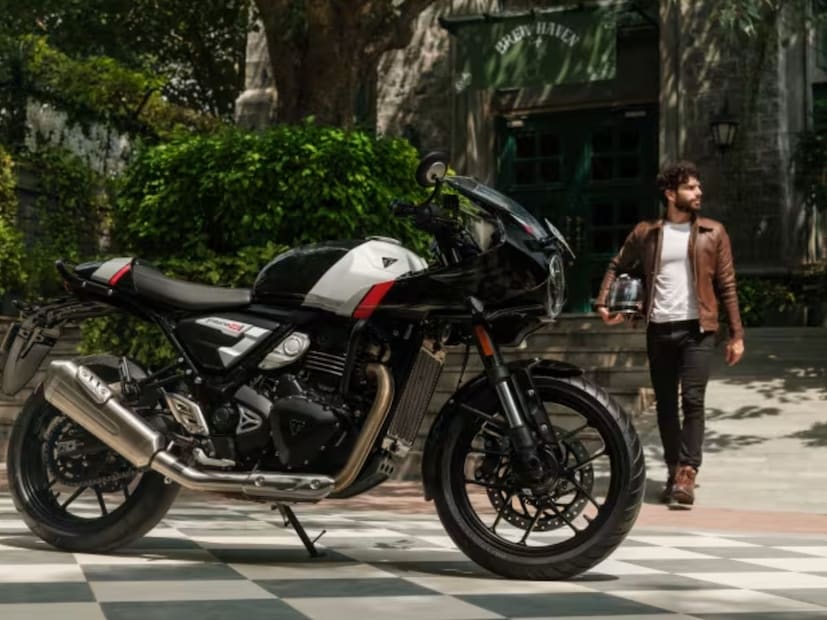  रॉयल एनफील्ड कॉन्टिनेंटल जीटी ६५० (royal Enfield Continental GT 650) ही एकमेव कॅफे रेसर आहे जी तिची स्पर्धा मानली जाऊ शकते. ज्याची किंमत ३.२६ लाख ते ३.५२ लाख रुपये (एक्स-शोरूम) दरम्यान आहे. पण, दोन्ही मॉडेल्समध्ये किंमत आणि पॉवरमध्ये मोठा फरक आहे. थ्रक्सटन ४०० हे बजाज-ट्रायम्फ भागीदारी अंतर्गत सादर केलेले ५ वे उत्पादन आहे. 