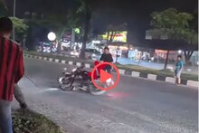 भररस्त्यात बाईक आणि स्कुटीचा 'रोमान्स', पाहण्यासाठी ट्राफिक जाम; Video एकदा पाहा
