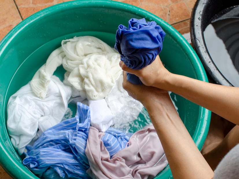 4) कपडे धुण्याचे काम - वास्तुशास्त्रानुसार सूर्यास्तानंतर कपडे धुवून वाळत घालणं अशुभ मानलं जातं. सूर्यास्त झाल्यानं सायंकाळी वातावरणात नकारात्मकता असते. या नकारात्मक ऊर्जेचा प्रभाव कपड्यांवर पडतो. असे कपडे आपण घातल्यानं आपल्या कामावर त्याचा अशुभ परिणाम दिसायला लागतो.