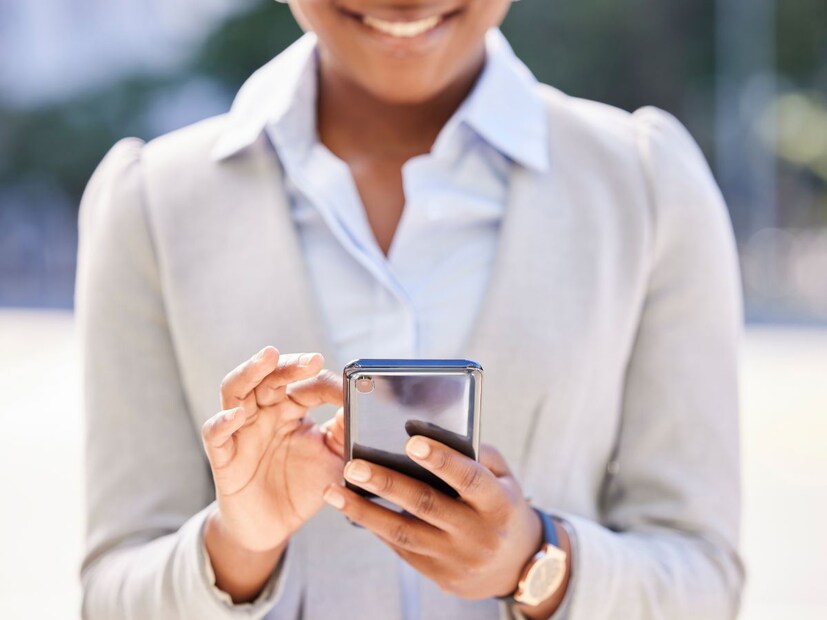 मेसेज रिअॅक्शन, स्टेटस अपडेटपासून ते चॅट लॉकसारख्या सुविधा याचाच भाग आहेत. आता याच यादीत एक नवीन फीचर समाविष्ट झालं आहे, ज्याचं नाव आहे 'मेटा एआय' चॅटबॉट.