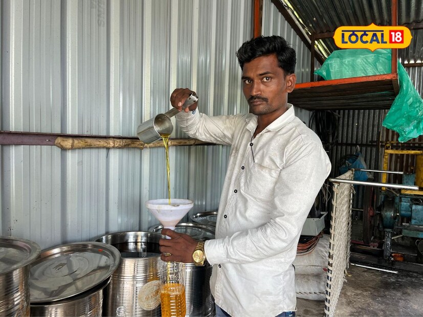 त्यांच्याकडे सर्व प्रकारच्या तेलबियांपासून तेल काढून मिळतं. मुख्यत्वे करडई आणि सूर्यफूल तेलाला अधिक मागणी आहे. त्यापाठोपाठ शेंगदाणा, मोहरी आणि बदामाचे तेल देखील ते काढून देतात. या व्यवसायाच्या माध्यमातून महिन्यासाठी अडीच ते तीन लाखांचा टर्न ओव्हर होतो. 20 टक्के नफा गृहीत धरला तरी देखील 50 ते 60 हजार रुपये प्रति महिना कमाई सहज होते, असं वसंत अंभोरे सांगतात.