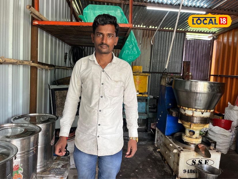 छोटा का असेना परंतु आपला स्वतःचा काहीतरी उद्योग, व्यवसाय असावा असं प्रत्येकालाच वाटत असतं. परंतु विविध कारणांनी ते शक्य होत नाही. परंतु संकटावर मात करत जालन्यातील शेलगाव येथील एका तरुणाने लाकडी तेल घाण्याचा व्यवसाय उभा केला असून या माध्यमातून तो वर्षाकाठी चार ते पाच लाखांचं निव्वळ उत्पन्न मिळवत आहे. पाहुयात कशा पद्धतीने उभा केला वसंत अंभोरे यांनी हा लघु उद्योग.