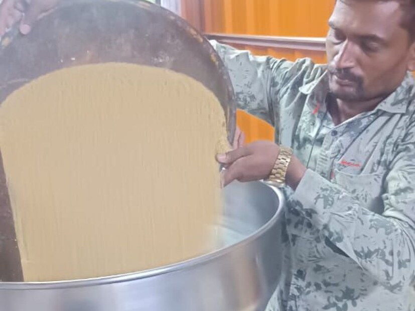 तेल घाण्यावर तयार होणारं तेल हे बाजारातील तेलाच्या दुप्पट दराने विक्री होतं. त्यामुळे अनेकांना ते महाग वाटतं. परंतु ज्यांना विषमुक्त आणि विषयुक्त यातला फरक कळतो ते हे तेल घेऊन जातात, असं वसंत अंभोरे सांगतात.