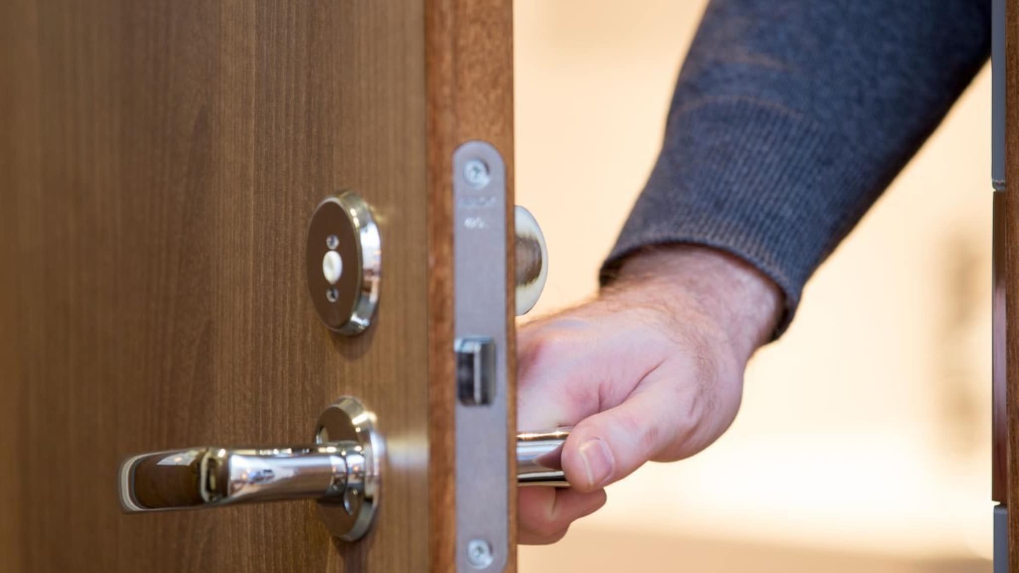 Vastu Tips: या दिशेला घराचा दरवाजा असल्यास चोरी होण्याचा धोका जास्त; वास्तुशास्त्रानुसार काय करावं?