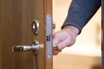 या दिशेला घराचा दरवाजा असल्यास चोरी होण्याचा धोका जास्त; वास्तुशास्त्र उपाय