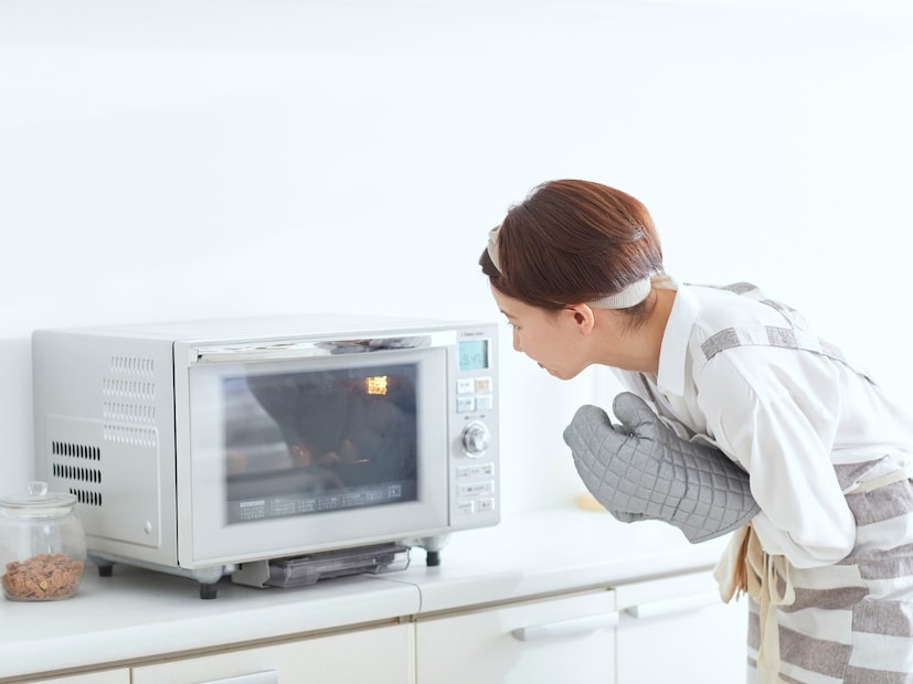  Kitchen Safety : आजकाल मायक्रोवेव्ह ओव्हनशिवाय स्वयंपाकघर अपूर्ण वाटते. अन्न गरम करण्यापासून, झटपट चहा बनवण्यापर्यंत आणि जेवण शिजवण्यापर्यंत, मायक्रोवेव्ह हे सर्व समस्यांवर एक उपाय आहे, पण या मशीनचा चुकीचा वापर केल्यास अपघात होण्याची शक्यता असते. जर तुम्ही काही गोष्टी मायक्रोवेव्ह ओव्हनमध्ये ठेवल्या, तर ते फक्त काम करणेच थांबवणार नाही, तर आतून आगही पकडू शकते आणि स्फोटही होऊ शकतो.