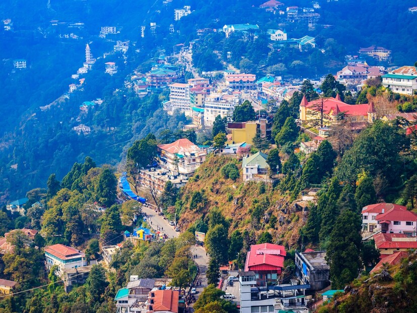  मसुरी (Mussoorie) : जर तुम्ही दिल्ली किंवा उत्तर भारतात राहत असाल, तर मसुरी हे एक उत्तम ठिकाण आहे. बस किंवा शेअर टॅक्सीचा खर्च फार कमी आहे. येथे तुम्ही कॅमल्स बॅक रोड, गन हिल पॉईंट आणि मॉल रोडसारख्या ठिकाणांचा आनंद घेऊ शकता. येथील थंडगार डोंगराची हवा आणि कमी बजेटमधील गेस्ट हाऊस (guest houses) तुमच्या सहलीला कमी खर्चात एक चांगला अनुभव देतील.