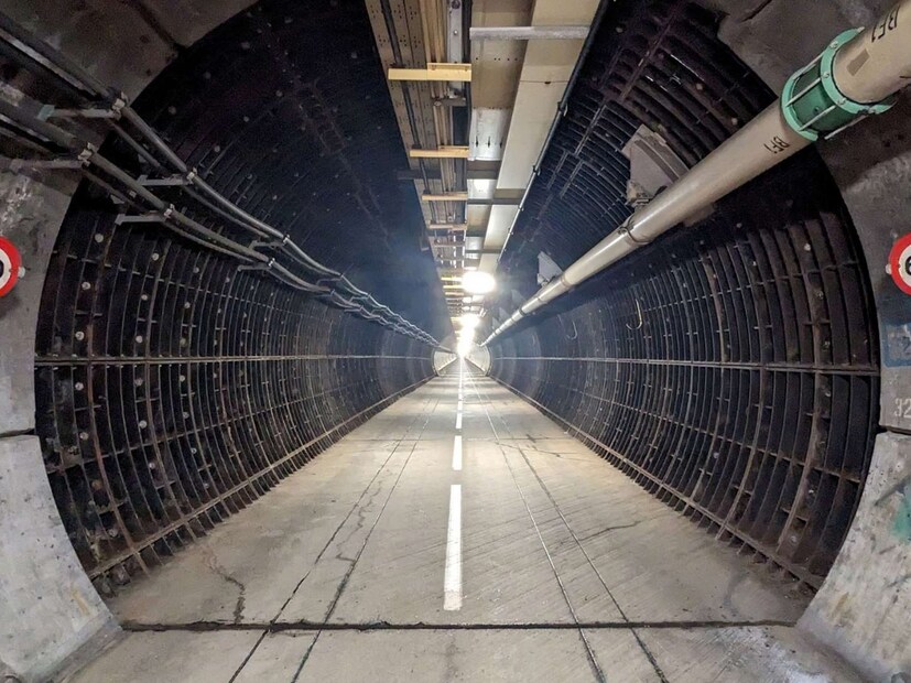  चॅनल टनेल (Channel Tunnel) : 'युरोटनेल' म्हणूनही ओळखला जाणारा हा बोगदा इंग्लिश खाडीच्या खालून ब्रिटन आणि फ्रान्सला जोडतो. 50 किलोमीटर लांबीच्या या बोगद्याचा 38 किलोमीटर भाग पाण्याखाली आहे. हा जगातील सर्वात लांब पाण्याखालचा बोगदा आहे, ज्यामुळे प्रवास खूप सोपा झाला आहे.
