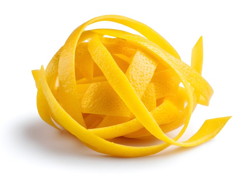 Benefits of lemon peel : सरबत असो किंवा सॅलड, लिंबू पिळल्यावर आपण एक गोष्ट हमखास करतो - त्याची साल उचलून थेट कचरापेटीत टाकतो. पण तुम्हाला माहित आहे का? तुम्ही ज्या सालींना कचरा समजत आहात, तो खरं तर तुमच्या अनेक समस्यांवरचा एक सोपा आणि नैसर्गिक उपाय आहे. लिंबाच्या रसाइतकीच त्याची सालही व्हिटॅमिन-सी, अँटिऑक्सिडंट्स आणि नैसर्गिक तेलांनी परिपूर्ण असते. चला, आज जाणून घेऊया या 'निरुपयोगी' सालींचा पैसा वाचवणारा आणि घर चमकवणारा जबरदस्त उपयोग!