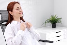 Micro Meditation : फक्त 30 सेकंदात स्ट्रेस होणार गायब! व्यस्त असताना वापरा 'मायक्रो-मेडिटेशन' फॉर्म्युला