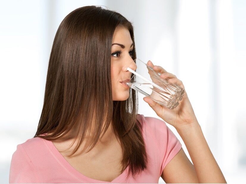  The right time to drink water : शरीरासाठी पाणी किती आवश्यक आहे, हे आपल्याला माहित आहेच. पाण्याच्या कमतरतेमुळे डोकेदुखी, स्नायूंमध्ये कमकुवतपणा, थकवा आणि विचार करण्याची क्षमता कमी होणे यासारख्या समस्या येतात. जर शरीरातील द्रवपदार्थांचे प्रमाण 10% नी कमी झाले, तर निर्जलीकरणाचा (Dehydration) धोका वाढतो. त्यामुळे, शरीर निरोगी आणि सक्रिय ठेवण्यासाठी दिवसभर पुरेसे पाणी पिणे आवश्यक आहे. पाणी प्यायल्याने ताजेपणा आणि शरीराचा समतोल राखण्यास मदत होते.