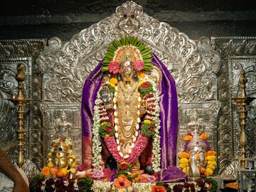 भुईंजच्या महालक्ष्मी देवीच्या मूर्तीवर सूर्याकिरणांचा अभिषेक, पाहा PHOTOS