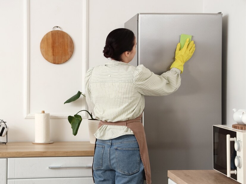  Fridge Cleaning Tips : आपले घर सुंदर दिसण्यासाठी प्रत्येक लहानसहान गोष्टीकडे लक्ष देणे महत्त्वाचे आहे. कधीकधी काही वस्तू वर्षांनुवर्षे स्वच्छ न केल्यामुळे तुमच्या घराचा एकूण लूक खराब करतात. जर तुमच्या स्वयंपाकघरातील फ्रीज (Refrigerator) खराब दिसत असेल, तर खालील टिप्स वापरून तो तुम्ही लगेच चमकदार बनवू शकता.