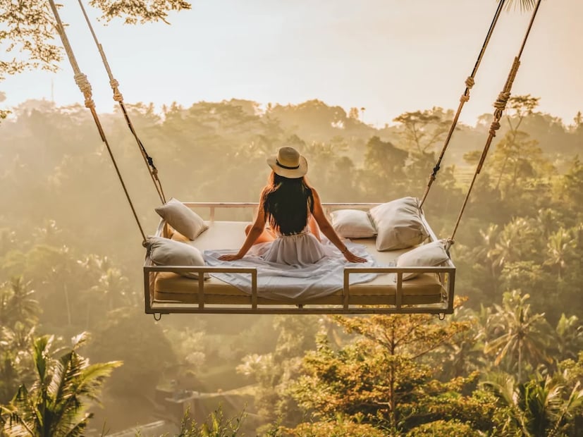  What is sleep tourism? : हल्ली प्रवास करणे म्हणजे केवळ नवीन ठिकाणे पाहणे किंवा ॲडव्हेंचर्स करणे एवढेच राहिलेले नाही. आता लोक त्यांच्या प्रवासाला आराम आणि शांत झोपेशी (Relaxation and Sleep) जोडू लागले आहेत. या नवीन प्रवास ट्रेंडला स्लीप टुरिझम (Sleep Tourism) म्हणतात. जगभरातील लोक शहरांच्या धावपळीपासून दूर, शांतता, आराम आणि गाढ झोप देणाऱ्या ठिकाणांची निवड करत आहेत.