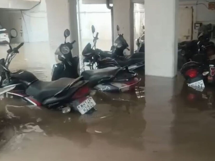  ‎अनेक रहिवाशांच्या चारचाकी व दुचाकी वाहनांमध्ये पाणी शिरून हानी झाली आहे. नाल्यांवर झालेल्या अनधिकृत बांधकामामुळे पाण्याचा निचरा न होता थेट सोसायट्यांमध्ये पाणी गेले.