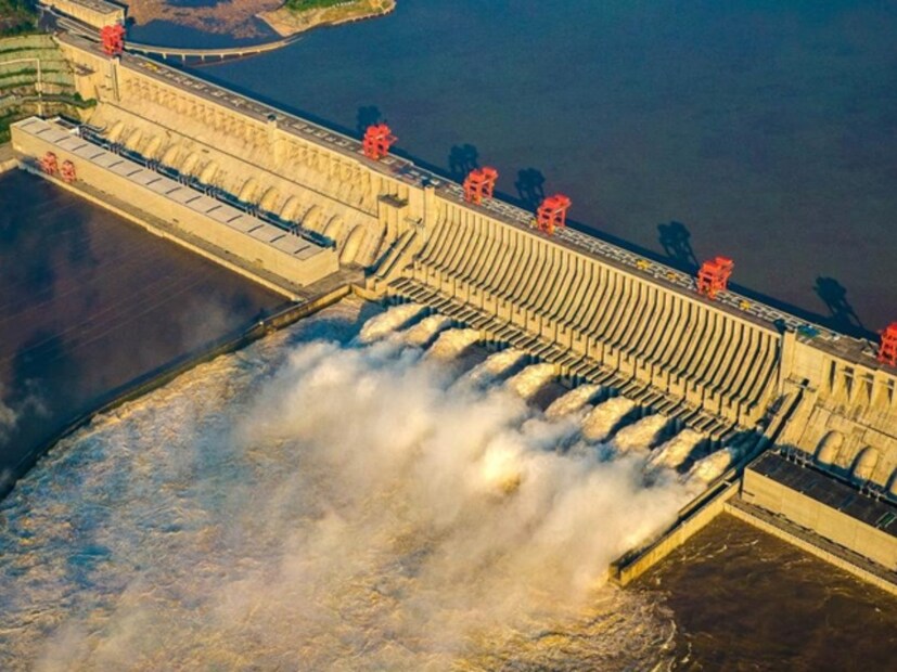  थ्री गॉर्जेस डॅम (Three Gorges Dam) : यांगत्झे नदीवर बांधलेले हे धरण जगातील सर्वात मोठे जलविद्युत केंद्र आहे. ते ऊर्जा निर्माण करते, नदीतील वाहतूक सुलभ करते आणि पुरावर नियंत्रण ठेवण्यास मदत करते. तथापि, या धरणामुळे पर्यावरणाचे प्रश्न आणि लोकांचे स्थलांतर यावर वादविवादही झाले आहेत.