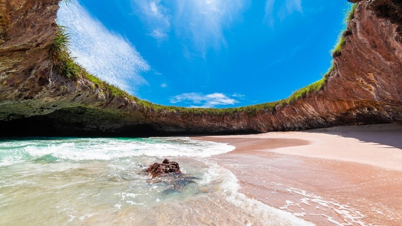 हिडन बीच (Hidden Beach) - मारिएटा बेटे, मेक्सिको : हे ठिकाण एका विवराच्या आत लपलेले आहे. येथे पोहून किंवा कयाकिंग करून एका बोगद्यातून जावे लागते. अनेक वर्षांपूर्वी बॉम्ब चाचणीमुळे हे विवर तयार झाले होते.
