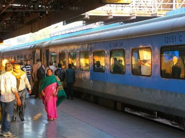 ट्रेनमध्ये झोपली व्यक्ती, सोबतच्या पांढऱ्या गोष्टीनं लोकांना फुटला घाम, पण का?