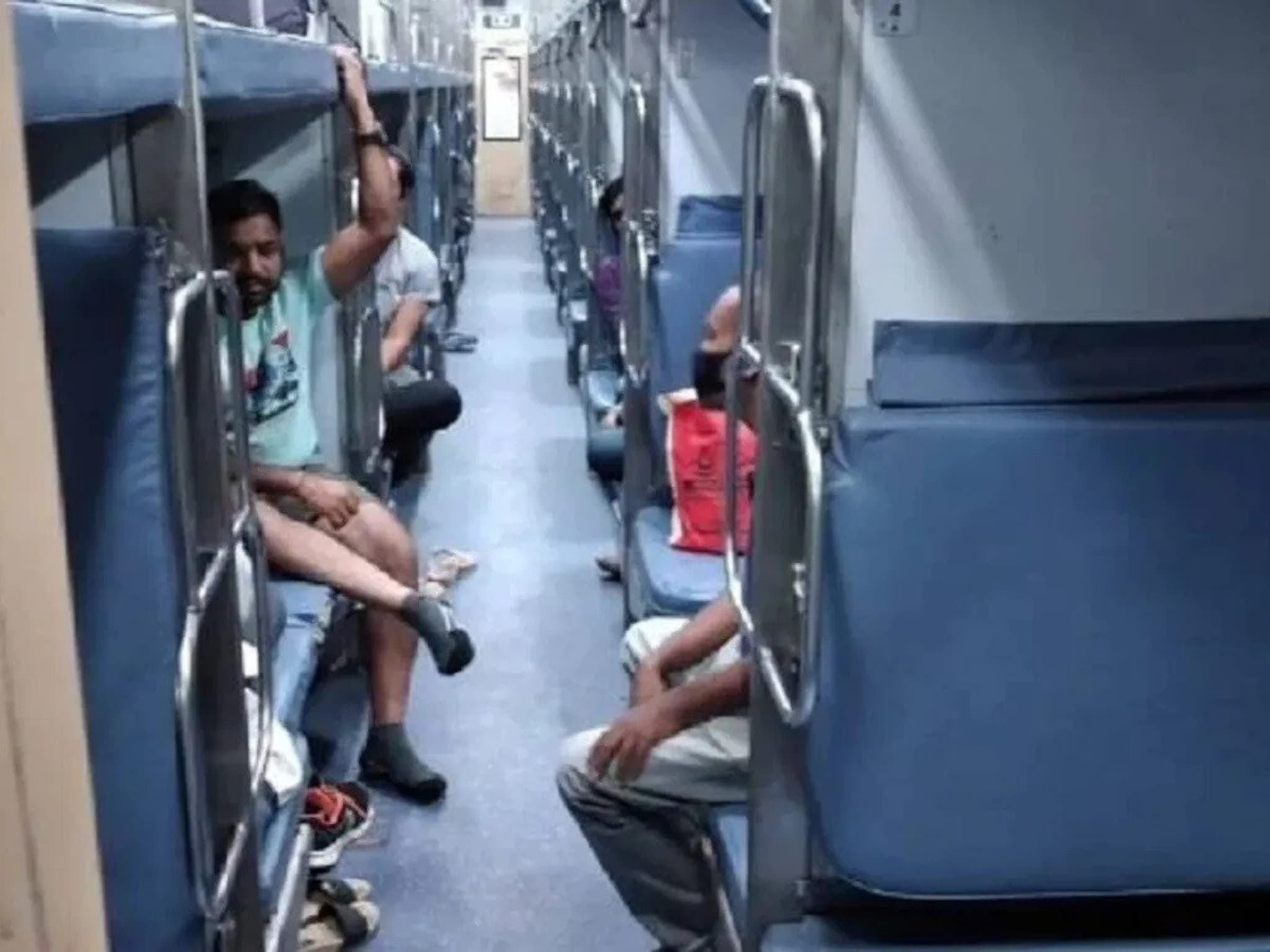 Indian Railway : ट्रेनच्या वरच्या बर्थवर झोपली व्यक्ती, सोबत असलेल्या पांढऱ्या गोष्टीनं प्रवाशांना फुटला घाम, नक्की असं काय होतं?