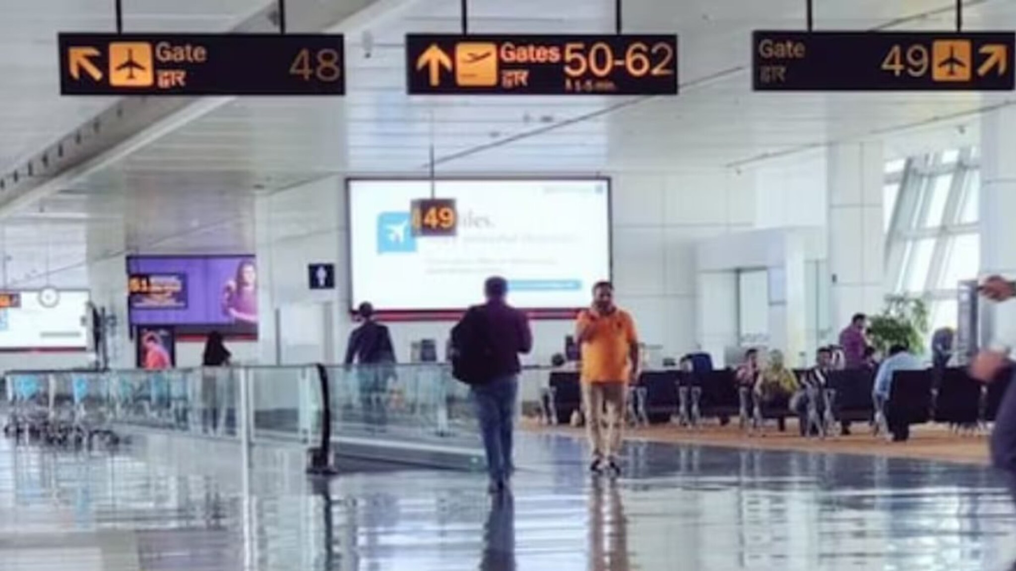 Airport Secret : एअरपोर्टवर गेट इतके दूर का असतात? आहे मोठा 'गेम', प्रवाशांना माहितीच नाही