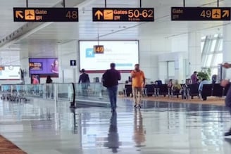 एअरपोर्टवर गेट इतके दूर का असतात? आहे मोठा 'गेम', प्रवाशांना माहितीच नाही