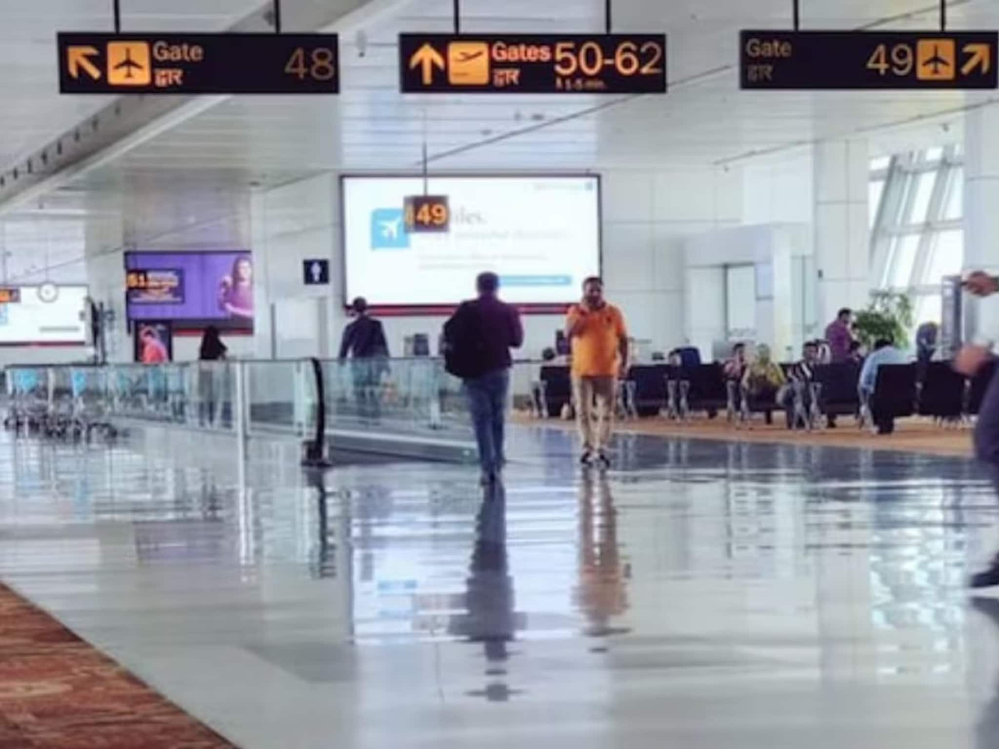 Airport Secret : एअरपोर्टवर गेट इतके दूर का असतात? आहे मोठा 'गेम', प्रवाशांना माहितीच नाही