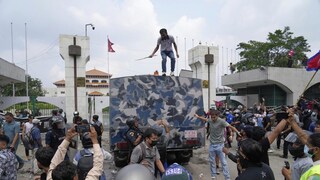 राष्ट्रपतींच्या निवासस्थानावर हल्ला, मंत्र्याचे घर जाळलं, नेपाळमध्ये 'Gen Z'चा हैदोस, पीएम पलायनाच्या तयारीत? राष्ट्रपतींच्या निवासस्थानावर हल्ला, मंत्र्याचे घर जाळलं, नेपाळमध्ये 'Gen Z'चा हैदोस, पीएम पलायनाच्या तयारीत?