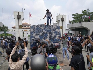 राष्ट्रपतींच्या निवासस्थानावर हल्ला, मंत्र्याचे घर जाळलं, नेपाळमध्ये 'Gen Z'चा हैदोस, पीएम पलायनाच्या तयारीत? राष्ट्रपतींच्या निवासस्थानावर हल्ला, मंत्र्याचे घर जाळलं, नेपाळमध्ये 'Gen Z'चा हैदोस, पीएम पलायनाच्या तयारीत?
