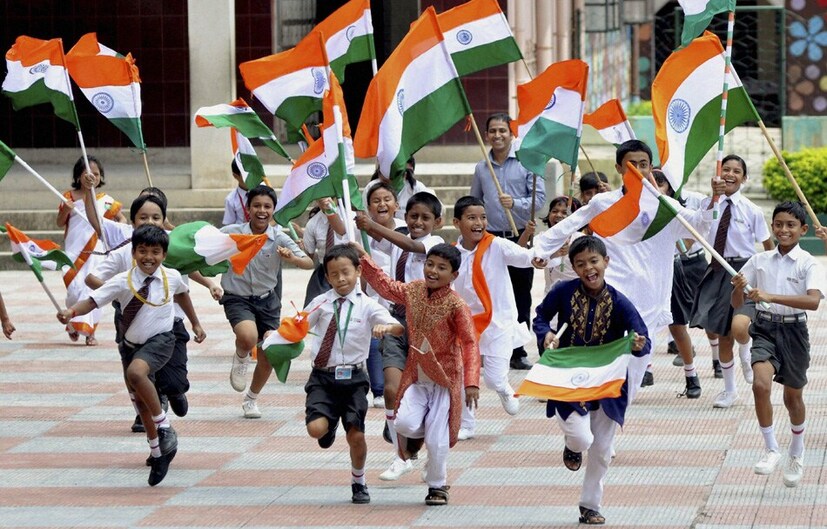 अमेरिकेत सर्वाधिक भारतीयअमेरिका हा भारतीयांचा सर्वात मोठा ठिकाणा आहे. येथे सुमारे 54 लाख भारतीय राहतात. तंत्रज्ञान, आरोग्यसेवा, शिक्षण आणि व्यापार क्षेत्रात भारतीय अमेरिकन समुदायाची ठळक छाप आहे. न्यूयॉर्क, कॅलिफोर्निया, टेक्सास आणि न्यू जर्सीमध्ये सर्वाधिक भारतीय वस्ती आहे.