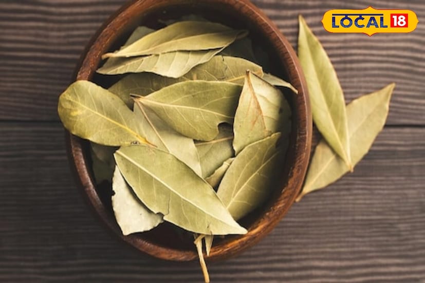 हे मिश्रण पाच ते दहा मिनिटे चांगले उकळवा. तमालपत्रे आणि मीठाचा सुगंध पाण्यात मिसळेल आणि त्यांचे घटक देखील विरघळेल. पाणी थंड होऊ द्या. थंड झाल्यावर ते स्प्रे बाटलीत ओता.