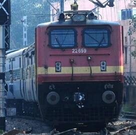 तिकिटासाठी दिले 500 रुपये, महिला क्लर्कनं केलं असं काही की प्रवाशाची उडाली झोप